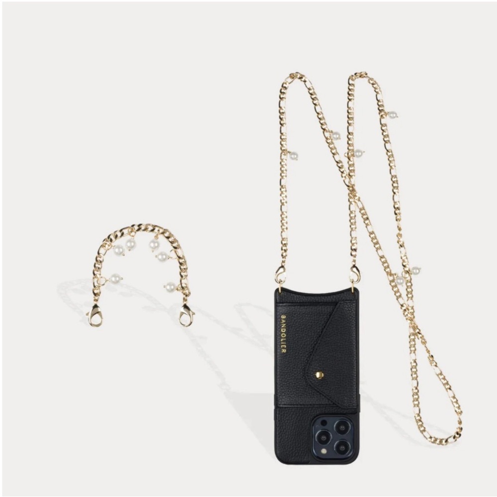 BANDOLIER ESTELLE PEARL SET
Crossbody Phone Case in Black/Gold IPHONE 14